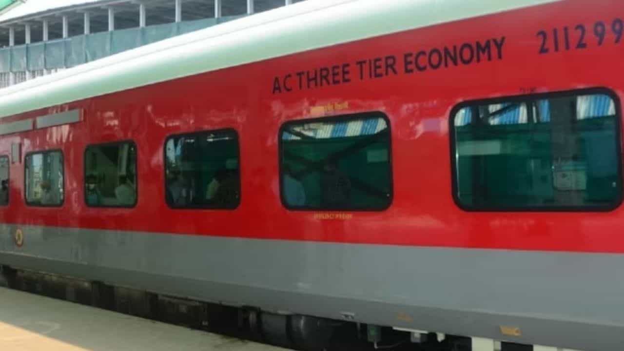 Train Ticket Upgradation: স্লিপারের টিকিট কেটে AC কোচে ঘুমাতে চান? বুকিংয়ের সময় করুন শুধু এই একটা কাজ Train Ticket Upgradation: স্লিপারের টিকিট কেটে AC কোচে ঘুমাতে চান? বুকিংয়ের সময় করুন শুধু এই একটা কাজ