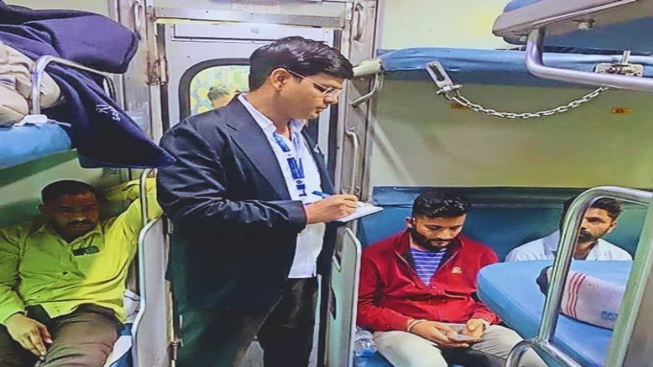 রাত ১০টার পর টিকিট চেক করতে পারেন না TTE, বিস্তারে জেনে নিন রেলের এই নিয়ম রাত ১০টার পর টিকিট চেক করতে পারেন না TTE, বিস্তারে জেনে নিন রেলের এই নিয়ম
