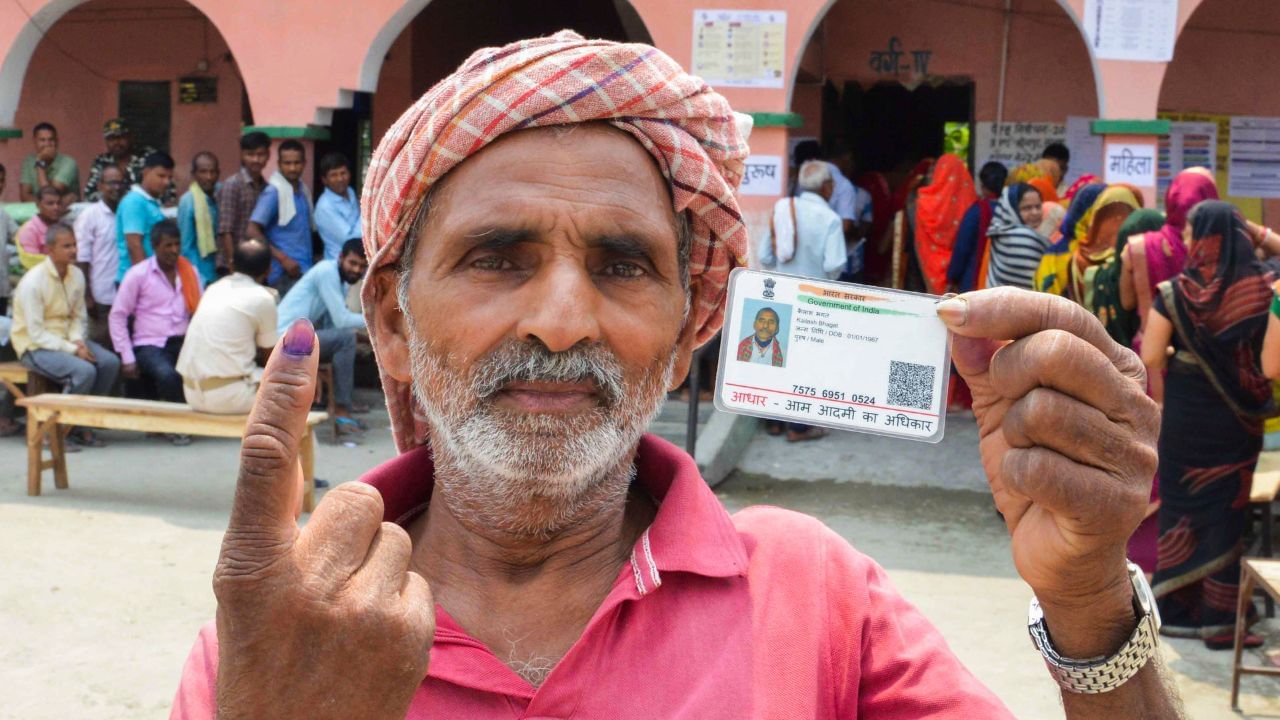 যারা কর্মসূত্রে বাড়ির বাইরে থাকেন, তারাও ভোট দেওয়ার জন্য ছুটি পাবেন। 