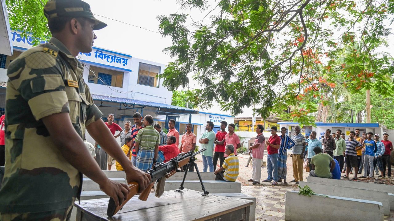 বর্তমানে অনেক অফিসে সম্পূর্ণ দিন ছুটি না দেওয়া হলেও, কর্মীদের ভোট দেওয়ার জন্য কয়েক ঘণ্টা আগে ছুটি দেওয়া হয়।   