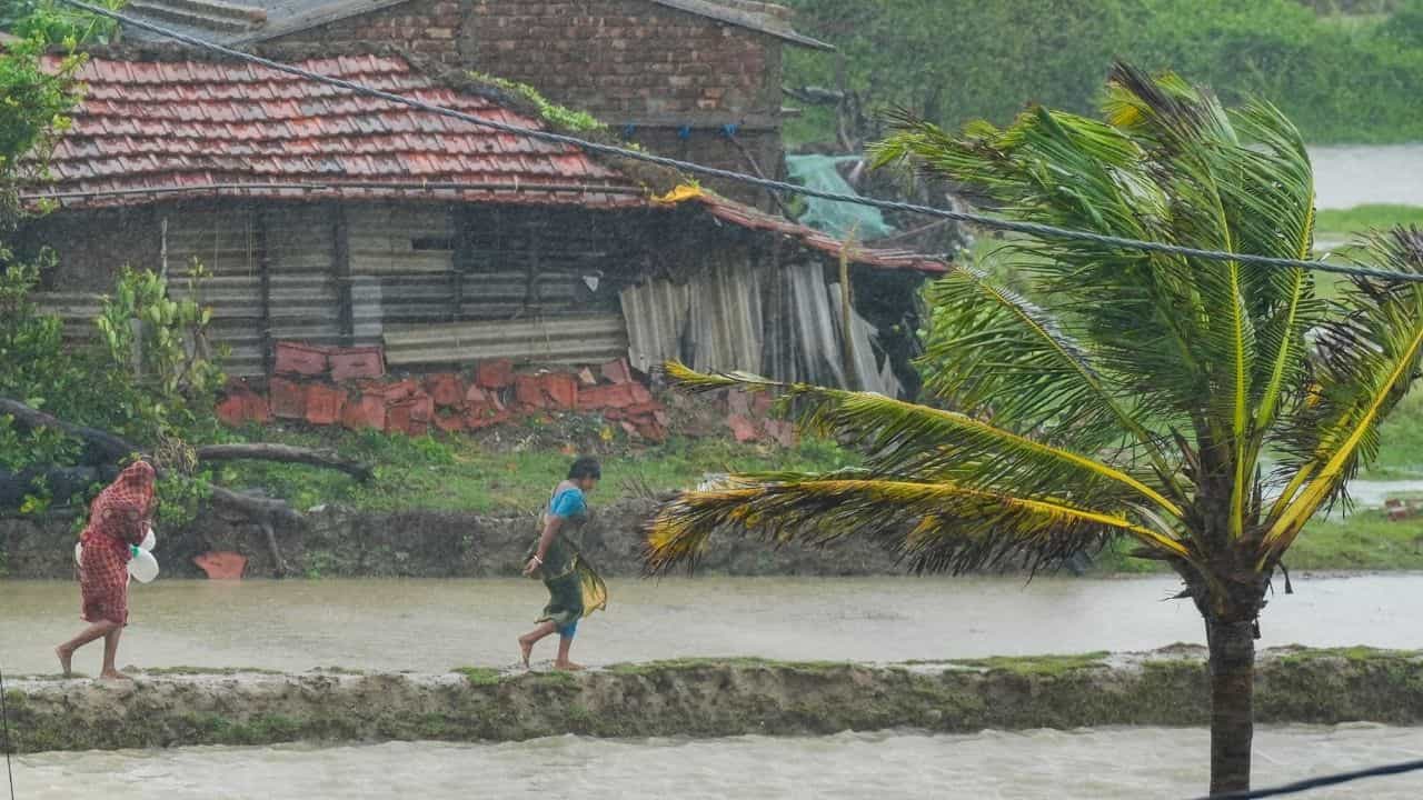 Cyclone Remal in Bangladesh: ভাঙল বাঁধ, ১১ ঘণ্টা ধরে অন্ধকারে যশোর, বাংলাদেশে রেমলের তাণ্ডবে মৃত ৩ Cyclone Remal in Bangladesh: ভাঙল বাঁধ, ১১ ঘণ্টা ধরে অন্ধকারে যশোর, বাংলাদেশে রেমলের তাণ্ডবে মৃত ৩