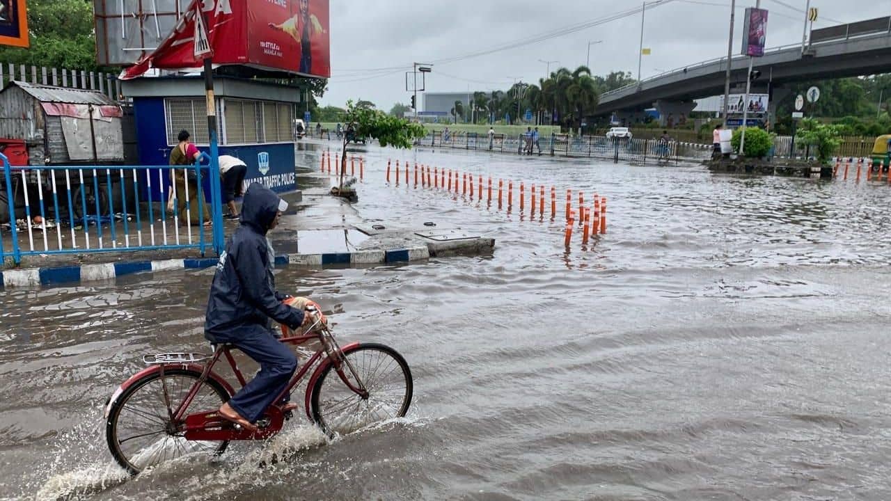 Cyclone Remal Live: ৩৮০ কিমি জুড়ে ছিঁড়েছে বিদ্যুতের তার, শহরের রাস্তায় হাঁটুজল, কতটা কমল তাপমাত্রা