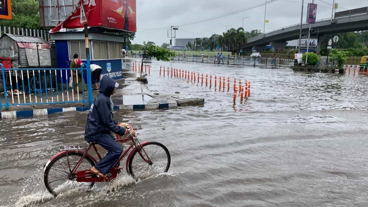 Cyclone Remal Live: ৩৮০ কিমি জুড়ে ছিঁড়েছে বিদ্যুতের তার, শহরের রাস্তায় হাঁটুজল, কতটা কমল তাপমাত্রা Cyclone Remal Live: ৩৮০ কিমি জুড়ে ছিঁড়েছে বিদ্যুতের তার, শহরের রাস্তায় হাঁটুজল, কতটা কমল তাপমাত্রা