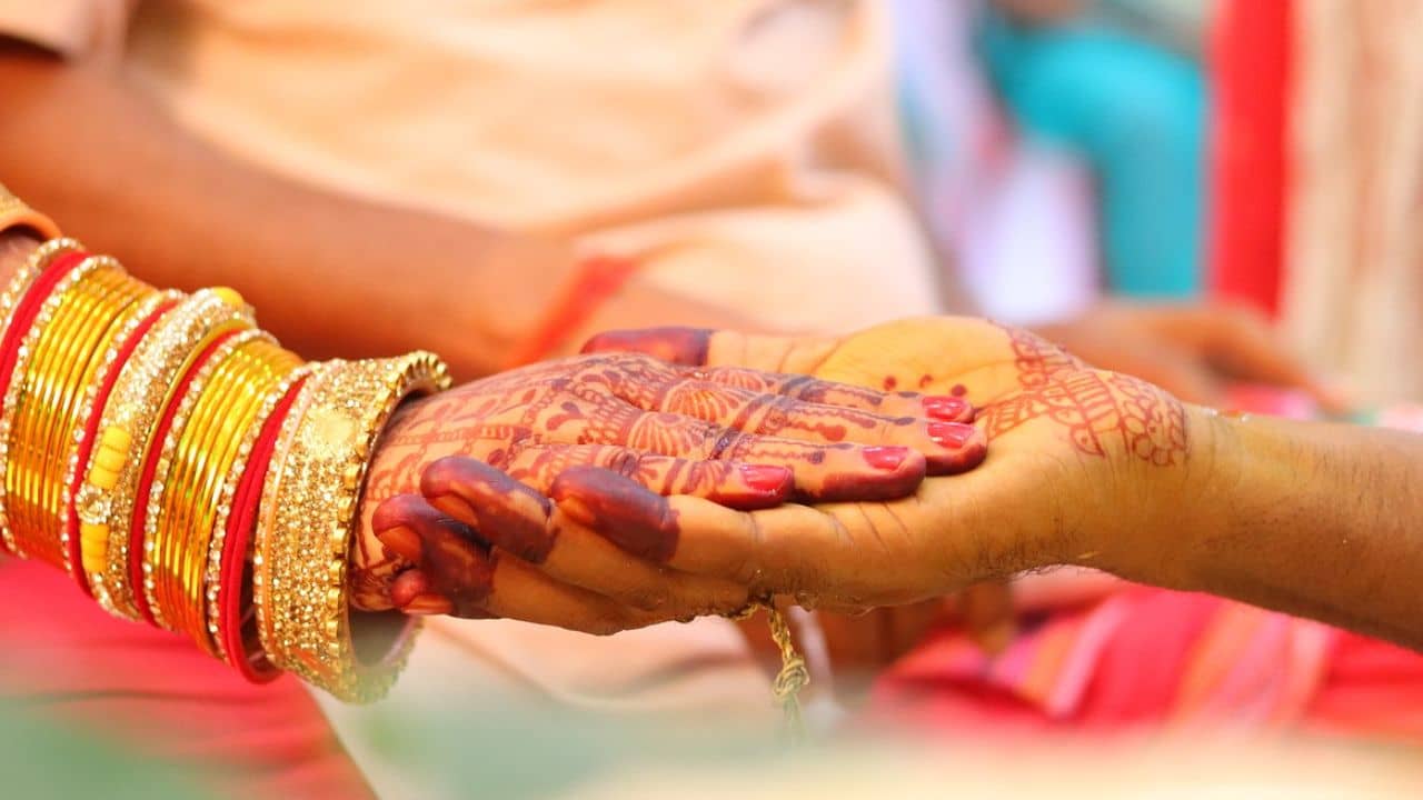 Wedding Ceremony: সামনে পেয়েই চুমু! এ কী কাণ্ড! একেবারে রক্তারক্তি শুরু বিয়েবাড়িতে, হাসপাতালে ছুটতে হল আত্মীয়দের