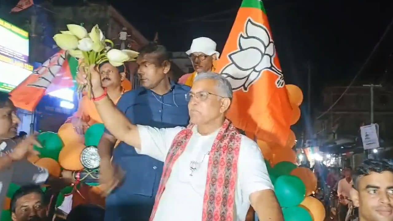 Dilip Ghosh: হাতে পদ্ম, প্রার্থী ছাড়াই ভোটপ্রচারে দিলীপ