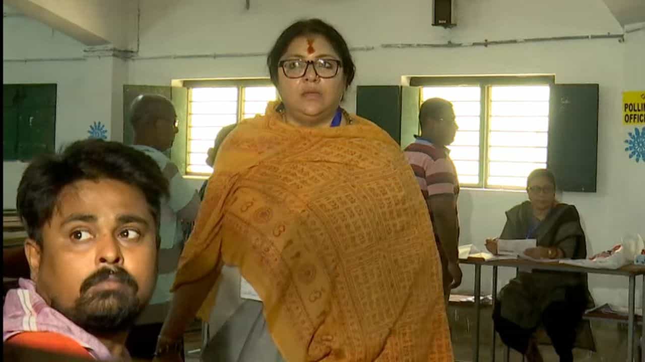 Dhaniakhali: রণংদেহী মূর্তিতে লকেট, 'ভুয়ো এজেন্ট' বের করলেন বুথ থেকে Dhaniakhali: রণংদেহী মূর্তিতে লকেট, 'ভুয়ো এজেন্ট' বের করলেন বুথ থেকে