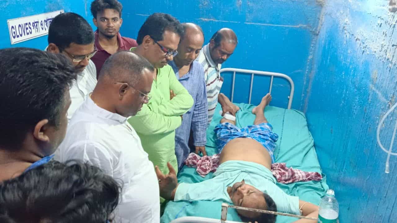 TMC: ভূপতিনগরে তৃণমূল নেতাকে মেরে কোমর ভেঙে দেওয়ার অভিযোগ TMC: ভূপতিনগরে তৃণমূল নেতাকে মেরে কোমর ভেঙে দেওয়ার অভিযোগ