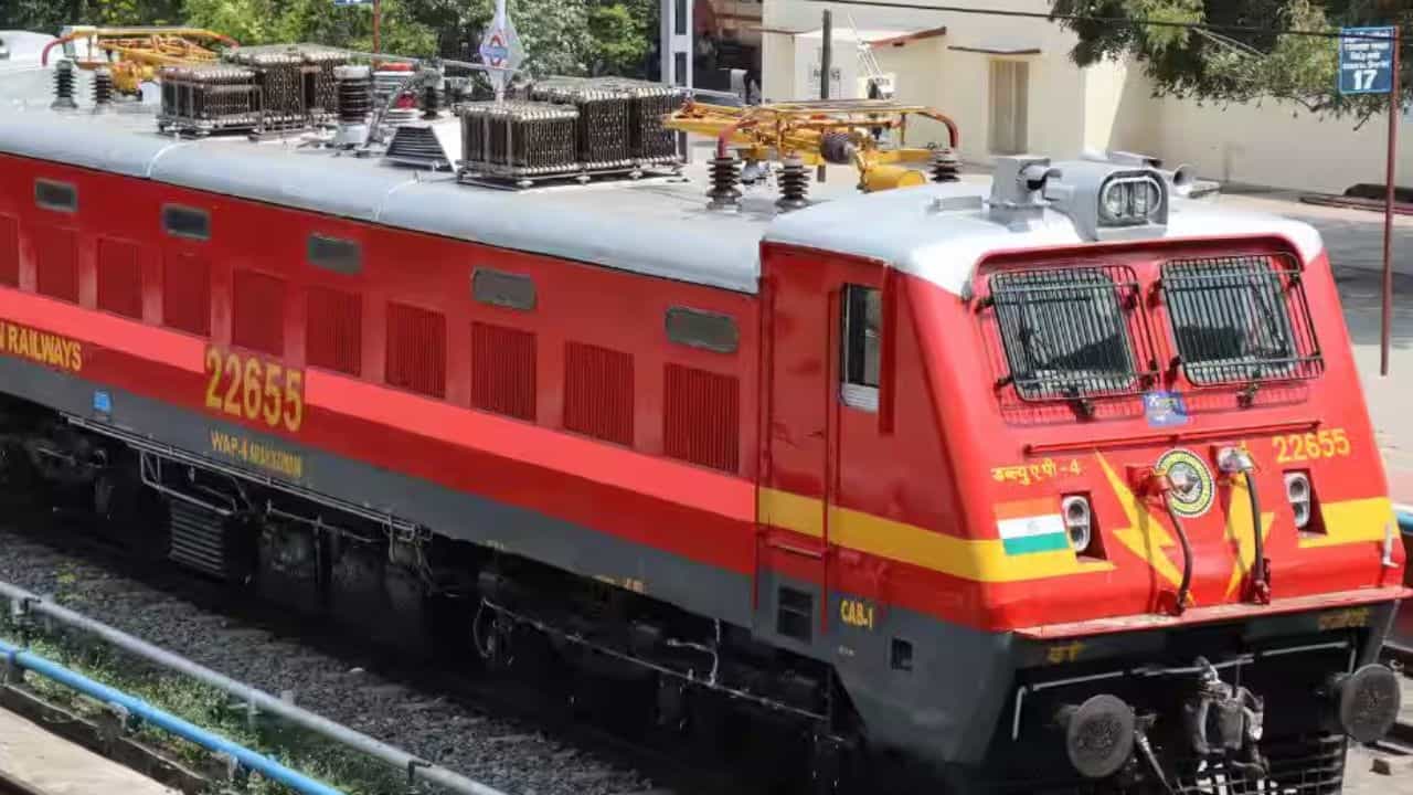 Train Drivers: মিসক্যারেজের যন্ত্রণা যেন সহকর্মী না পান, পদক্ষেপ ভুক্তভোগী মহিলা ট্রেন চালকদের Train Drivers: মিসক্যারেজের যন্ত্রণা যেন সহকর্মী না পান, পদক্ষেপ ভুক্তভোগী মহিলা ট্রেন চালকদের