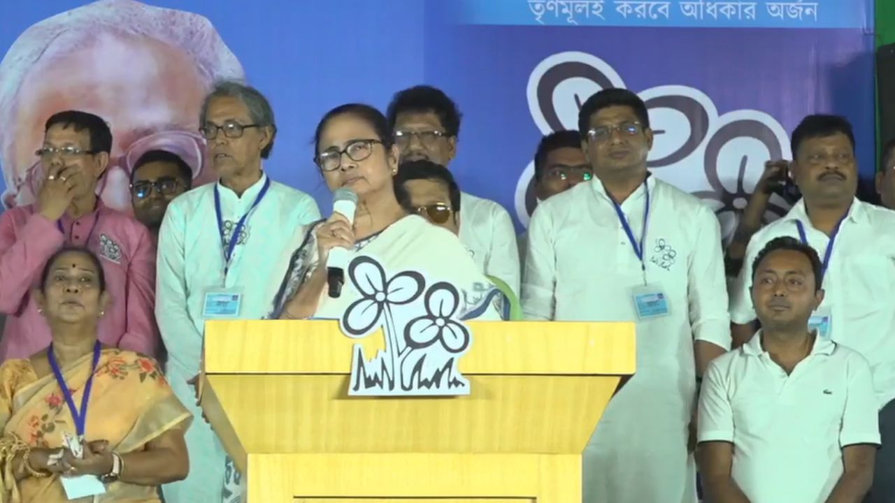 Mamata Banerjee: মমতার 'সুইট অ্যান্ড কিউট গার্ল' কে? বাগুইআটির সভা থেকে নিজেই জানালেন...