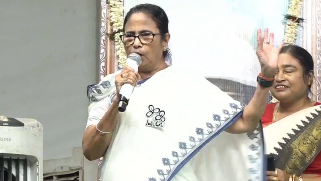 Mamata Banerjee: রেগে অগ্নিশর্মা মমতা, মঞ্চ থেকেই তৃণমূল বিধায়কের সঙ্গে সম্পর্ক ছেদের ঘোষণা