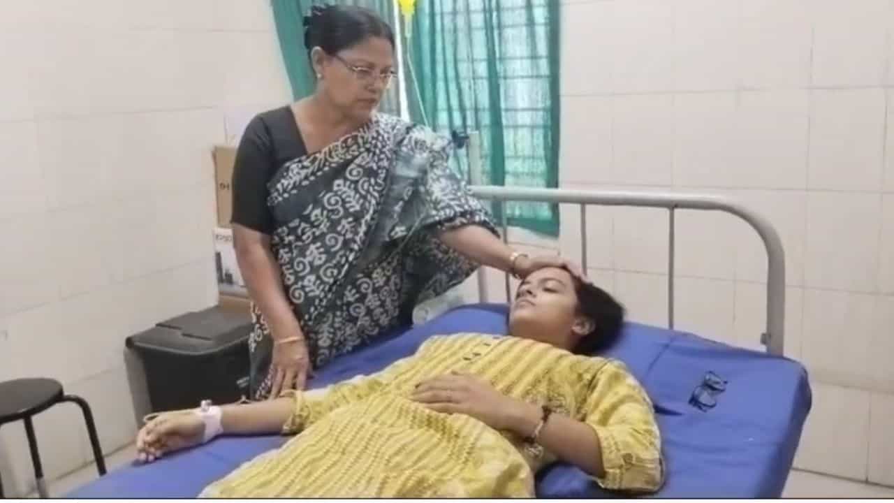Mamatabala Thakur: অনশনে অসুস্থ মমতাবালার মেয়ে, হাসপাতালে ভর্তি করানো হল... Mamatabala Thakur: অনশনে অসুস্থ মমতাবালার মেয়ে, হাসপাতালে ভর্তি করানো হল...