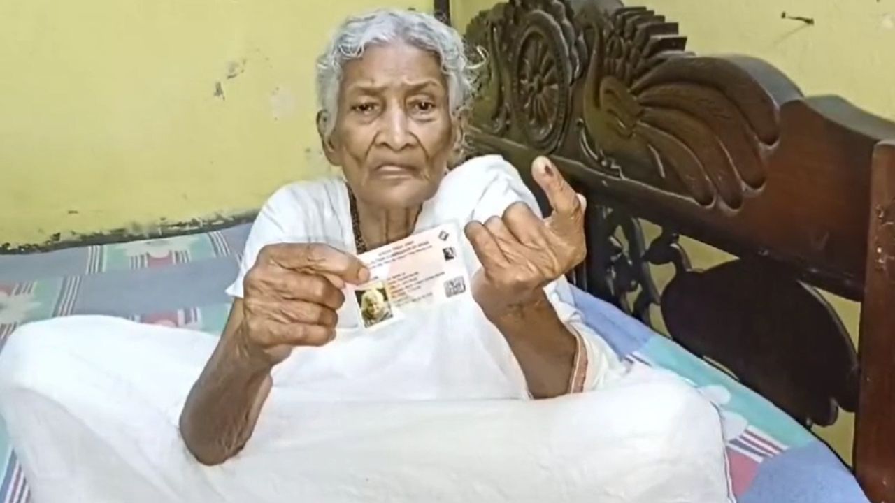 100 years old Voter: ১০০ বছরে ভোট দিয়ে ফোকলা দাঁতে মিষ্টি হাসি আর ধরে না প্রিয়বালা 'ঠাকুমা'র