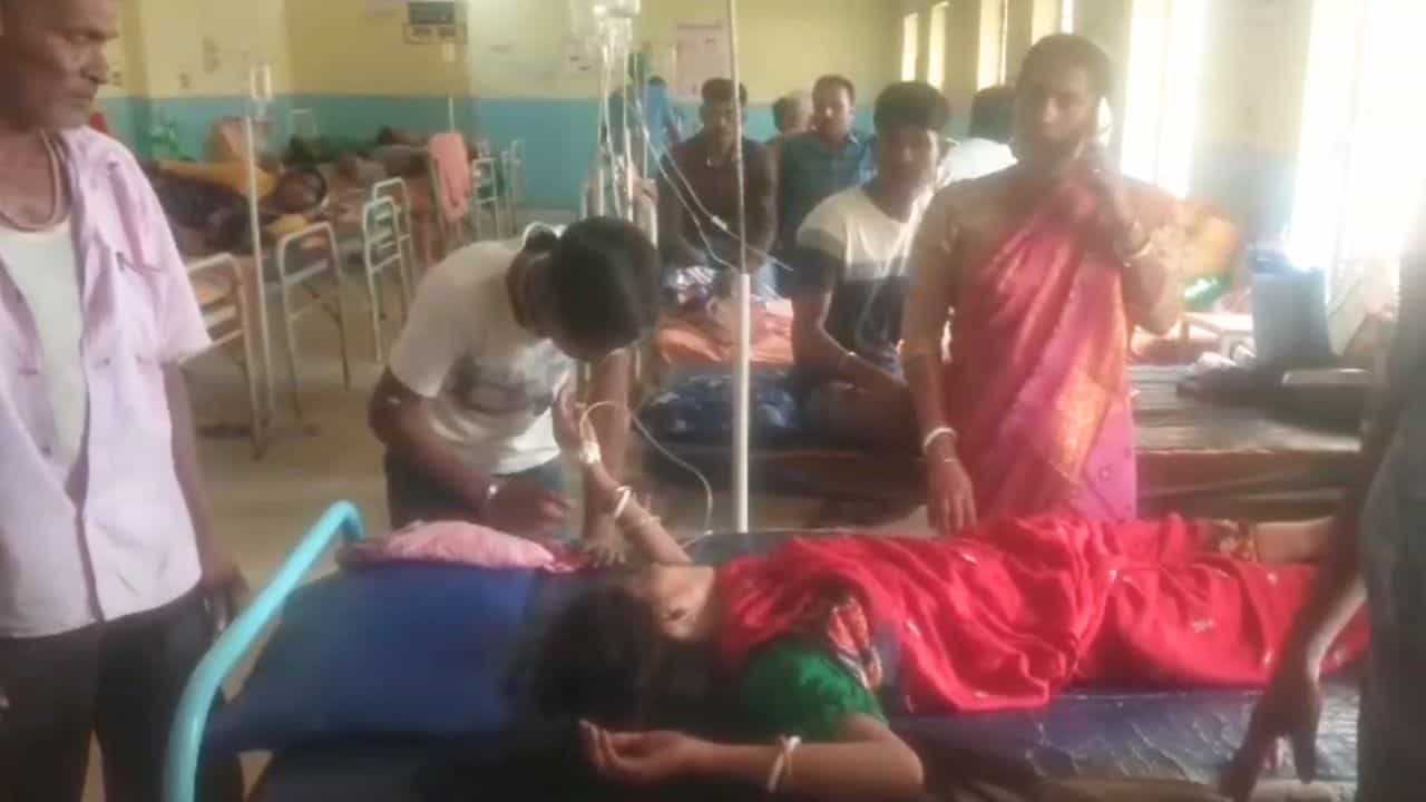 Hospitalised: জলে খেয়ে বমি, পায়খানা! দলে দলে হাসপাতালে ভর্তি Hospitalised: জলে খেয়ে বমি, পায়খানা! দলে দলে হাসপাতালে ভর্তি