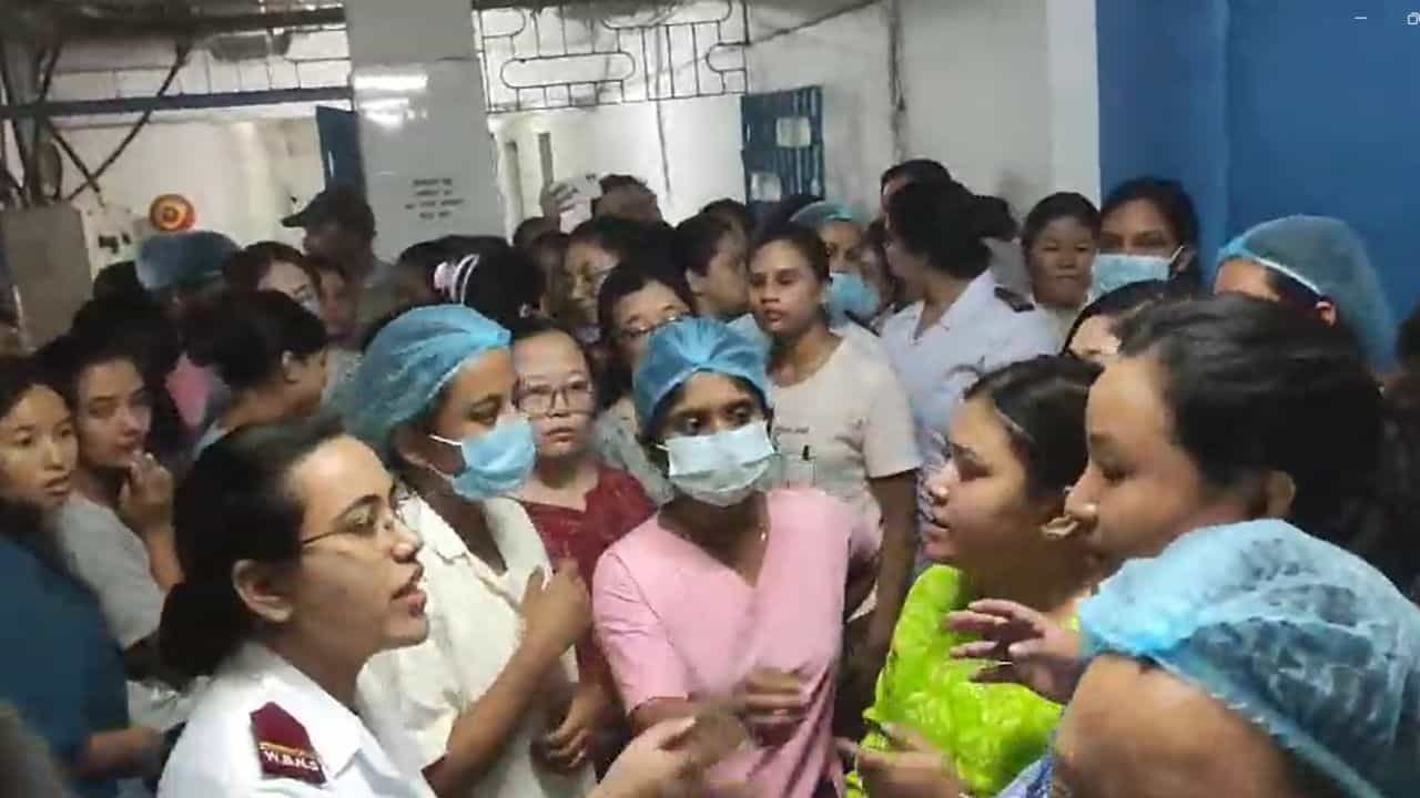 Medical College: 'দুর্ব্যবহার' চিকিৎসকের, কোচবিহার মেডিক্যালে তুমুল বিক্ষোভ নার্সদের Medical College: 'দুর্ব্যবহার' চিকিৎসকের, কোচবিহার মেডিক্যালে তুমুল বিক্ষোভ নার্সদের