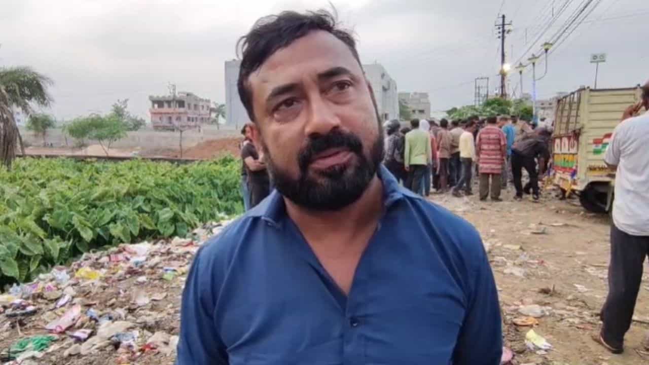 Kharagpur: ভনভন করছে মাছি, ডাস্টবিনে চোখ যেতেই সাংঘাতিক দৃশ্য... Kharagpur: ভনভন করছে মাছি, ডাস্টবিনে চোখ যেতেই সাংঘাতিক দৃশ্য...