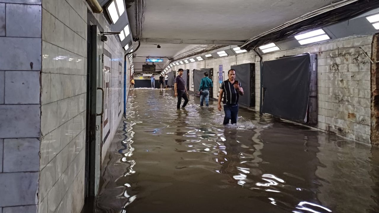 Cyclone Metro: সব স্তব্ধ করে ছাড়বে নাকি? মেট্রো স্টেশন তো পুকুর! ঠোক্কর খাচ্ছে পরিষেবা