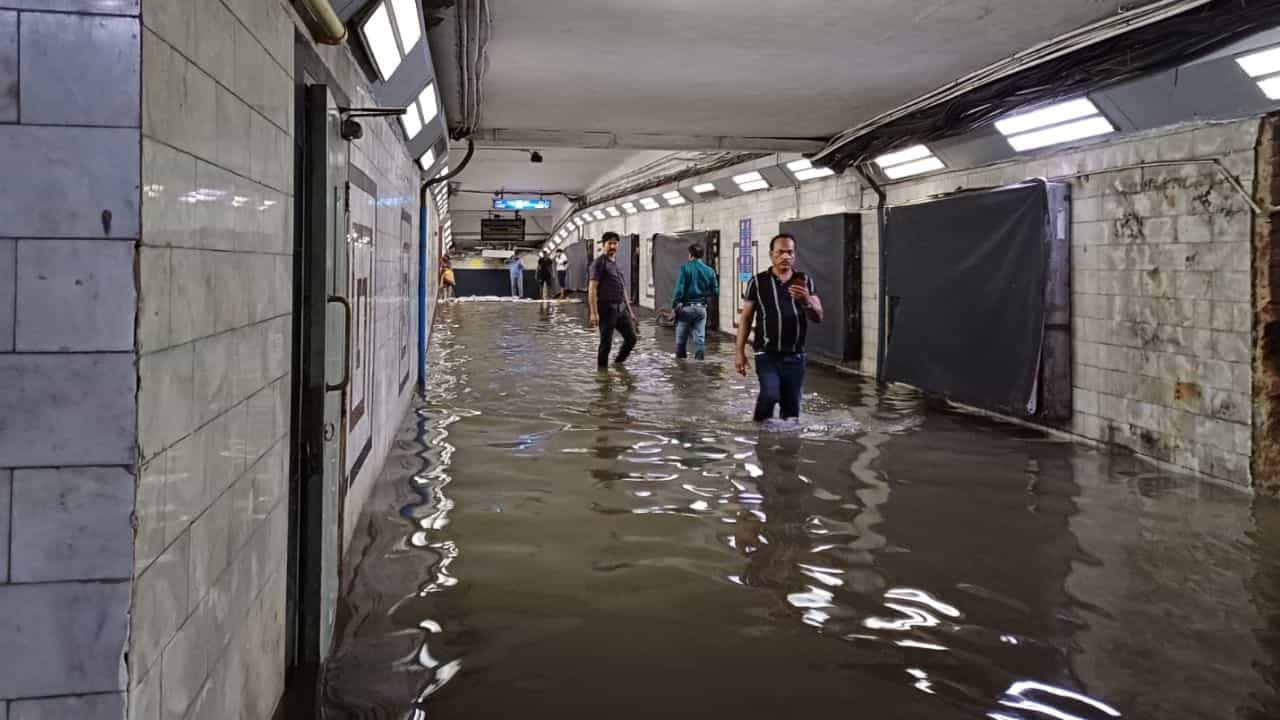 Cyclone Metro: সব স্তব্ধ করে ছাড়বে নাকি? মেট্রো স্টেশন তো পুকুর! ঠোক্কর খাচ্ছে পরিষেবা Cyclone Metro: সব স্তব্ধ করে ছাড়বে নাকি? মেট্রো স্টেশন তো পুকুর! ঠোক্কর খাচ্ছে পরিষেবা