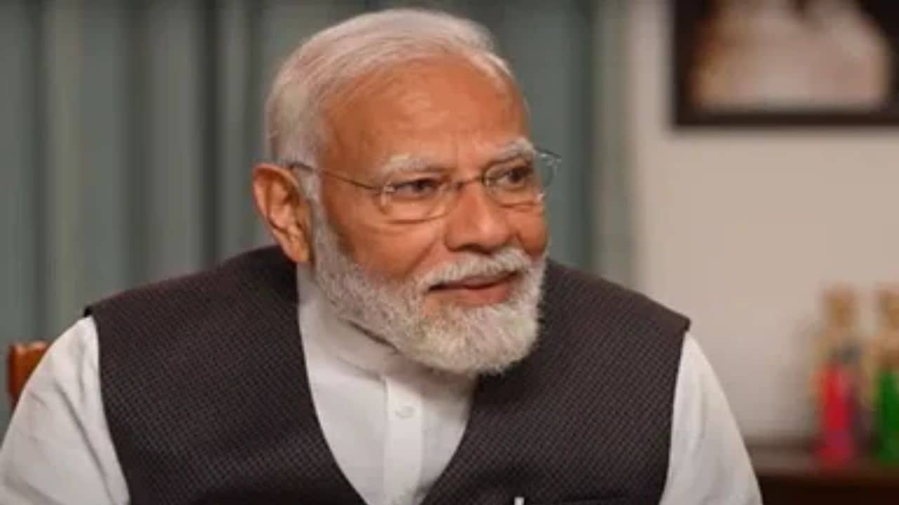 Narendra Modi Exclusive: রাস্তায় ট্রাভেল করার সময়ই এই কাজগুলি সেরে ফেলেন নরেন্দ্র মোদী...