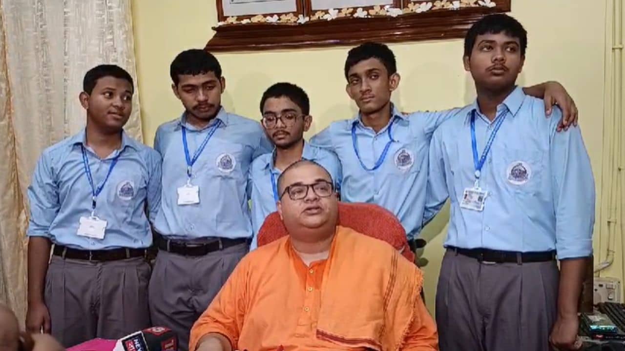 WBBSE 10th Results: মোবাইল ফোন নেই একজন ছাত্রেরও, মাধ্যমিকে সাফল্যের পর বললেন মহারাজ