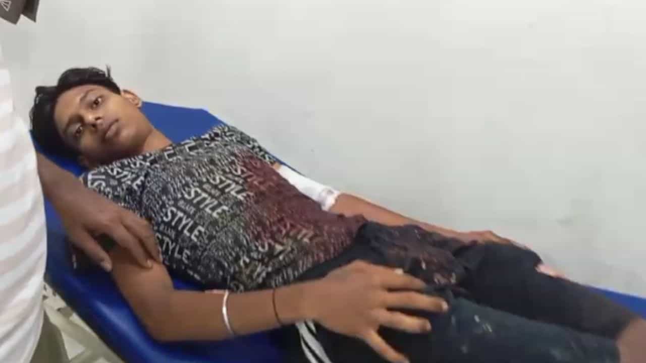 BJP: ভোটের আগের রাতে বিজেপির বুথ সভাপতির ভাইপোকে মারধর, ঝরল রক্ত BJP: ভোটের আগের রাতে বিজেপির বুথ সভাপতির ভাইপোকে মারধর, ঝরল রক্ত