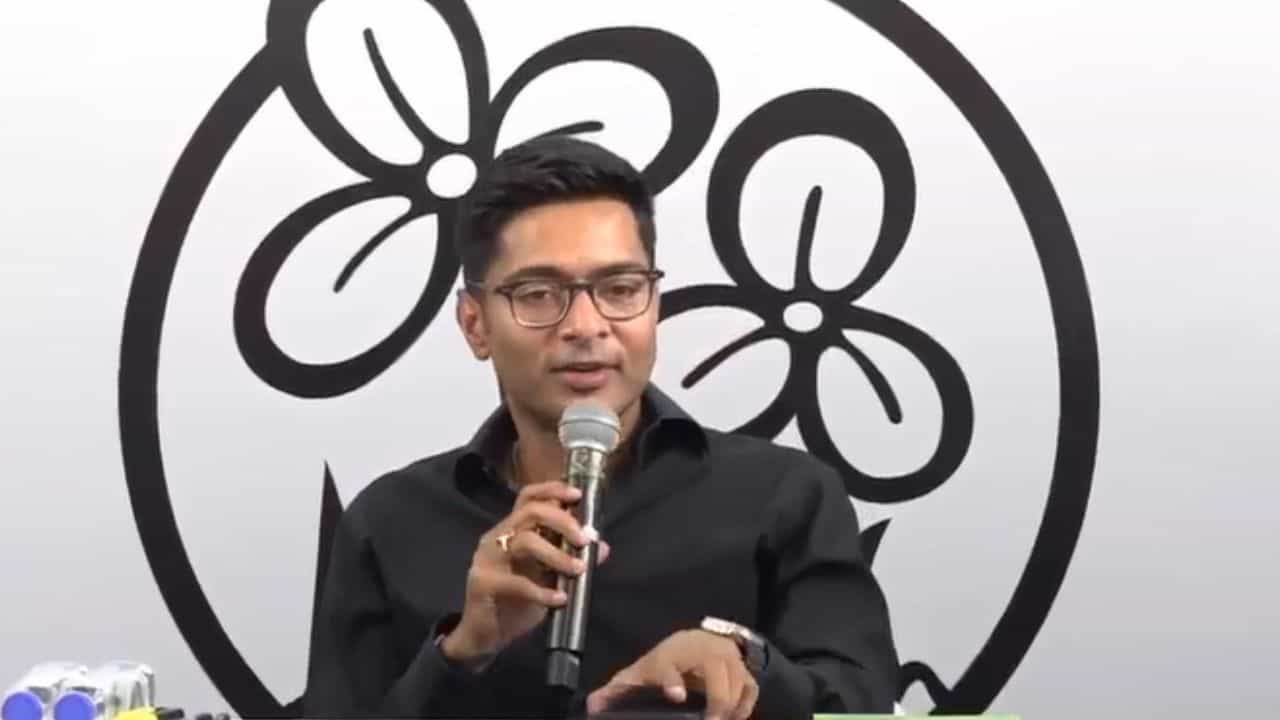 Abhishek Banerjee: 'ক্ষমতা থাকলে বাড়ি থেকে সিবিআই তুলে নিয়ে যায় যেন', কটাক্ষ অভিষেকের Abhishek Banerjee: 'ক্ষমতা থাকলে বাড়ি থেকে সিবিআই তুলে নিয়ে যায় যেন', কটাক্ষ অভিষেকের