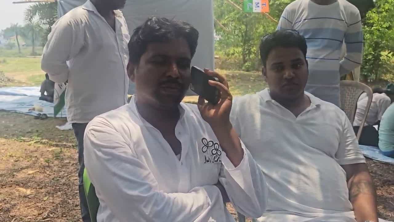 VIDEO: ও বাবা এ তো নয়া 'অনুব্রত' বোলপুরে, পাচনের বারি-রাস্তায় উন্নয়ন সেই এক দাওয়াই... VIDEO: ও বাবা এ তো নয়া 'অনুব্রত' বোলপুরে, পাচনের বারি-রাস্তায় উন্নয়ন সেই এক দাওয়াই...