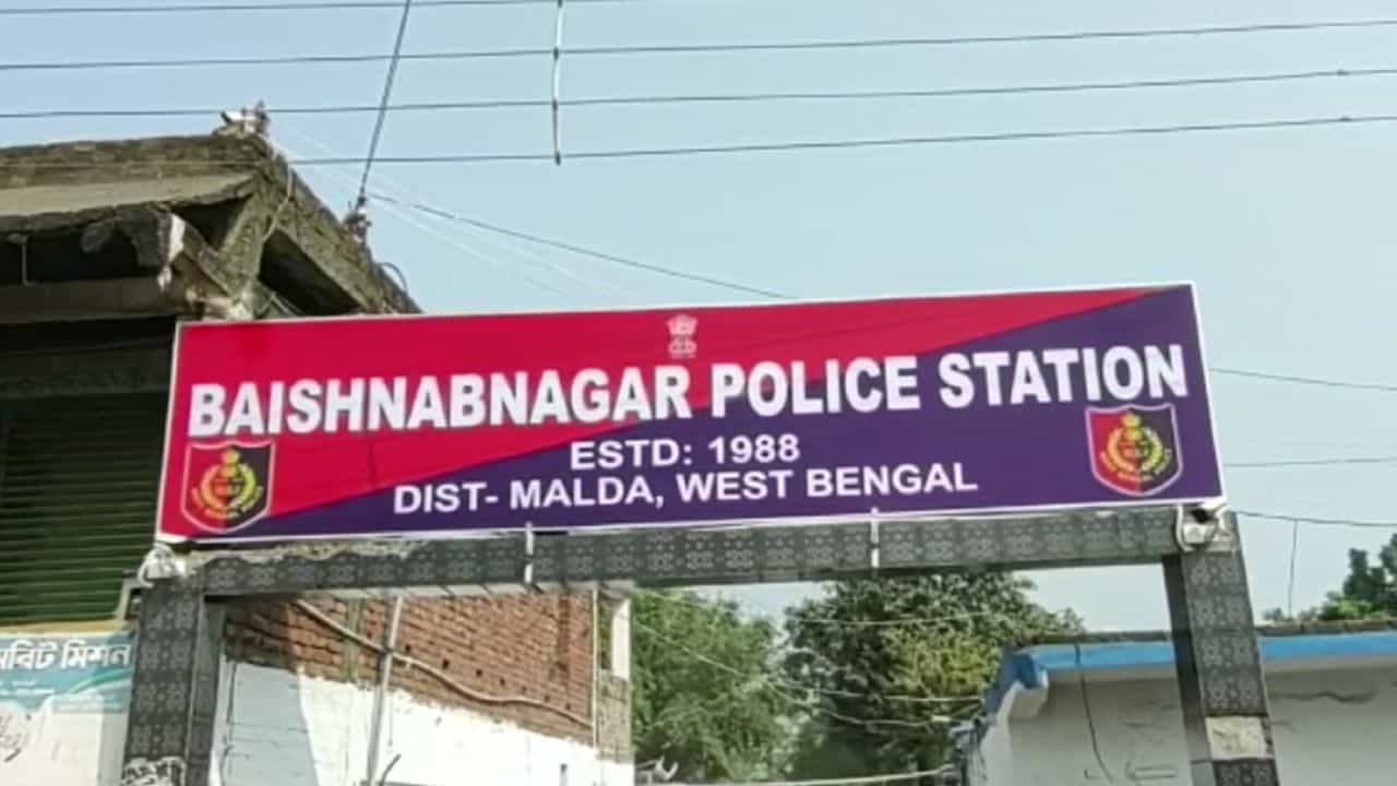 Vote Worker Death: ভোটের ডিউটি করতে এসেছিলেন, সাদা কাপড়ে মুড়ে বাড়ি ফিরছে দেহ Vote Worker Death: ভোটের ডিউটি করতে এসেছিলেন, সাদা কাপড়ে মুড়ে বাড়ি ফিরছে দেহ
