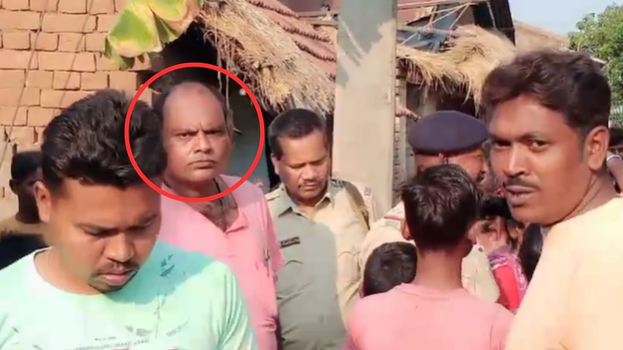 Birbhum: অনুব্রত-গড়ে গ্রামবাসীর তাড়া খেয়ে চটি ফেলে পালালেন তৃণমূল নেতা, ভোটের আগের দিন হইহই Birbhum: অনুব্রত-গড়ে গ্রামবাসীর তাড়া খেয়ে চটি ফেলে পালালেন তৃণমূল নেতা, ভোটের আগের দিন হইহই