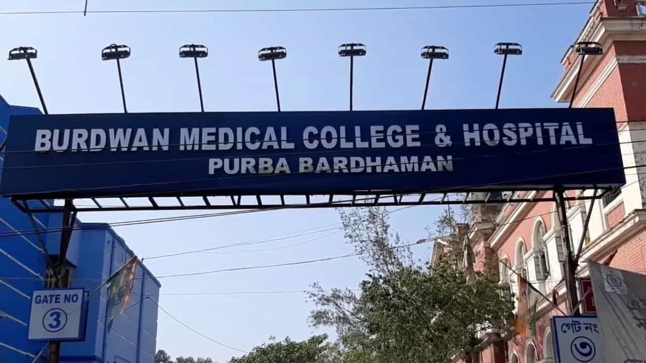 Burdwan: বারান্দাতেই মেডিক্যাল পড়ুয়ার এমন কাণ্ড! বাড়ির মালিক দেখে ফেলেন সবটা... Burdwan: বারান্দাতেই মেডিক্যাল পড়ুয়ার এমন কাণ্ড! বাড়ির মালিক দেখে ফেলেন সবটা...