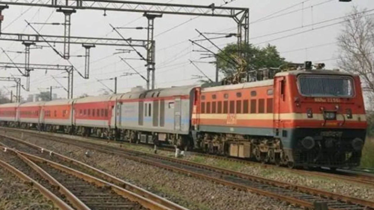 Indian Rail: রেল তো 'মালামাল' হয়ে গেল, সব ক্রেডিট কিন্তু যাত্রীদেরই...