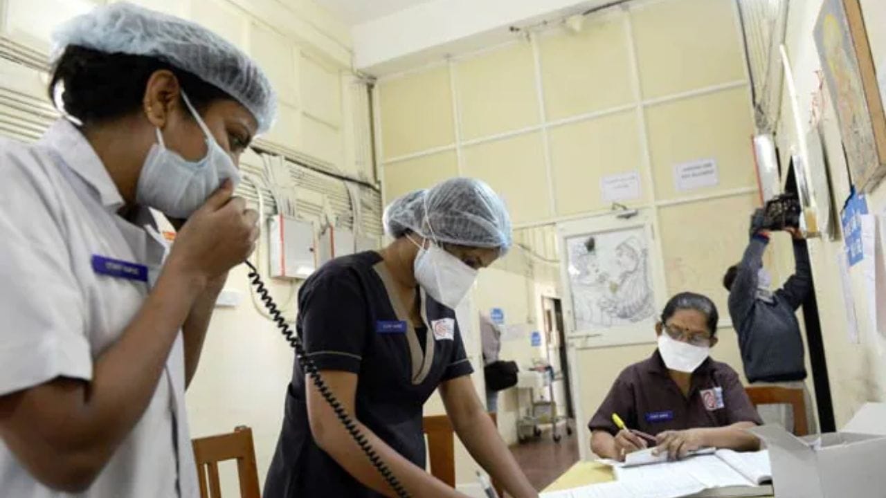 Bomb Threat: পর পর হাসপাতালে বোমাতঙ্ক , বম্ব স্কোয়াড এনে তল্লাশি Bomb Threat: পর পর হাসপাতালে বোমাতঙ্ক , বম্ব স্কোয়াড এনে তল্লাশি