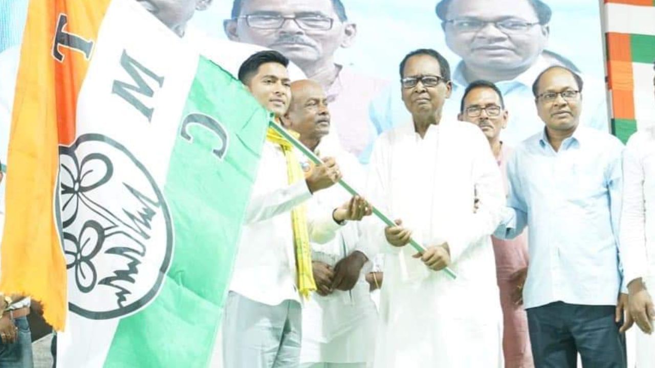 TMC Join: ঝাড়গ্রামের বিজেপি সাংসদ অভিষেকের হাত ধরে যোগ দিলেন তৃণমূলে TMC Join: ঝাড়গ্রামের বিজেপি সাংসদ অভিষেকের হাত ধরে যোগ দিলেন তৃণমূলে
