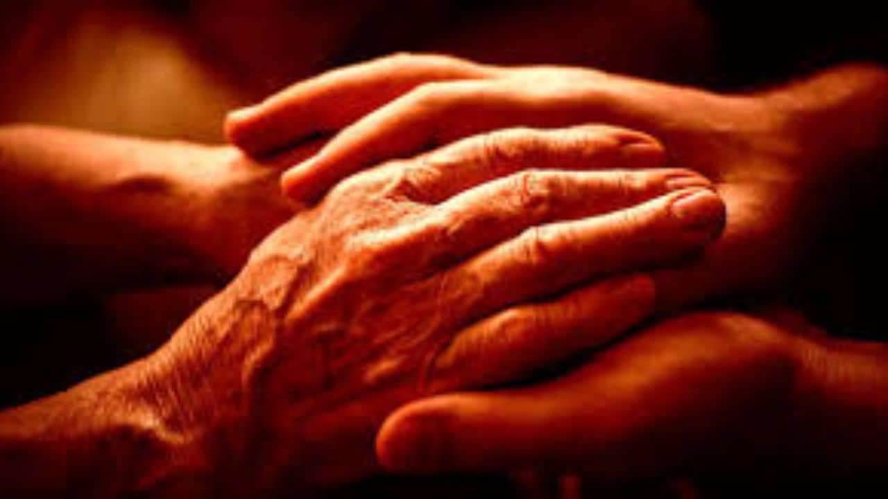 Couple Died: ‘খোকা তোমারও ছেলে হয়েছে, কখনও যেন সে...’, মা-বাবার সুইসাইড নোট কাঁদিয়ে দেবে...