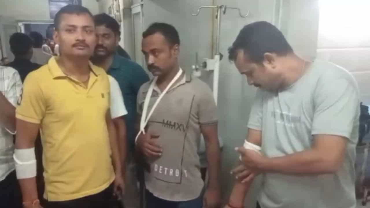 Baruipur Police: পুলিশ কর্মীদের ঘিরল দলে দলে, বেধড়ক মার... মাদক উদ্ধারে গিয়ে সাংঘাতিক ঘটনা Baruipur Police: পুলিশ কর্মীদের ঘিরল দলে দলে, বেধড়ক মার... মাদক উদ্ধারে গিয়ে সাংঘাতিক ঘটনা