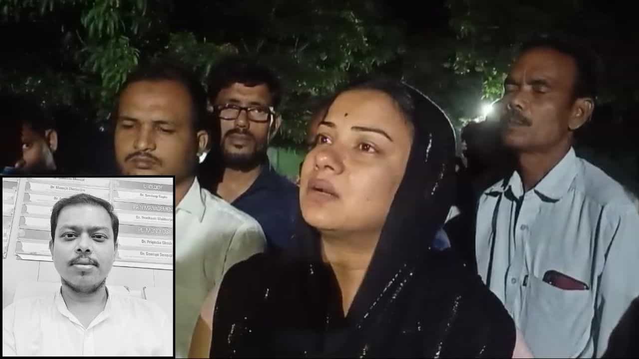 SLST: এসএলএসটি আন্দোলনকারীর মৃত্যুতে কান্নায় ভেঙে পড়েলন 'সহযোদ্ধারা' SLST: এসএলএসটি আন্দোলনকারীর মৃত্যুতে কান্নায় ভেঙে পড়েলন 'সহযোদ্ধারা'