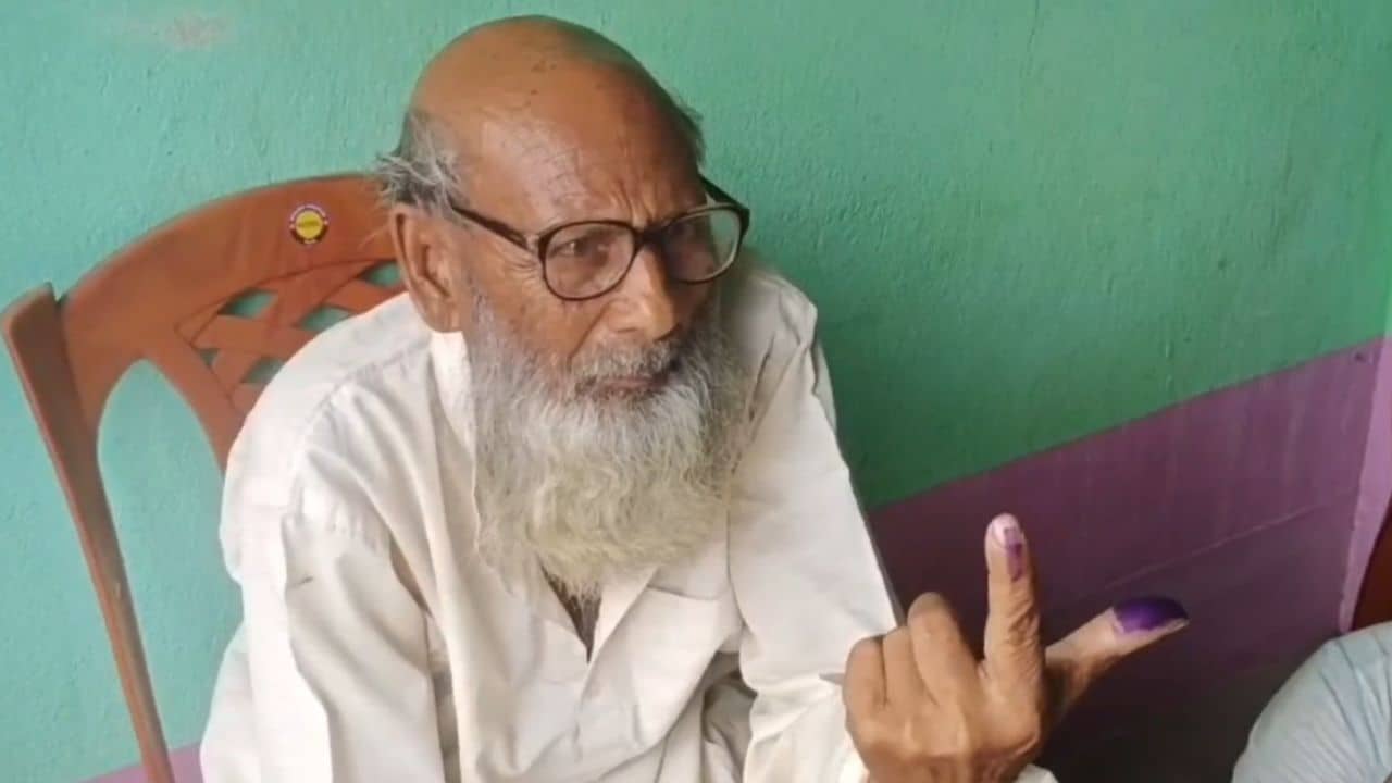 Vote: বাড়িতে বসেই ভোট দিলেন সস্ত্রীক শতায়ু উজির আলি খাঁ