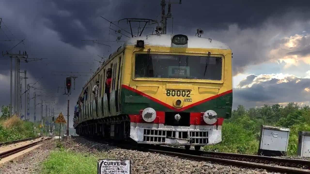 Railway Rules: রেল সফরে সাবধান! না জেনে এই ভুল করলেই হতে পারে জেল Railway Rules: রেল সফরে সাবধান! না জেনে এই ভুল করলেই হতে পারে জেল