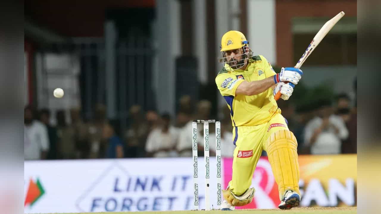 MS Dhoni: সিঙ্গল নিলেন না, বাধ্য হয়ে দু'বার দৌড়লেন মিচেল; ধোনি কি স্বার্থপর? MS Dhoni: সিঙ্গল নিলেন না, বাধ্য হয়ে দু'বার দৌড়লেন মিচেল; ধোনি কি স্বার্থপর?
