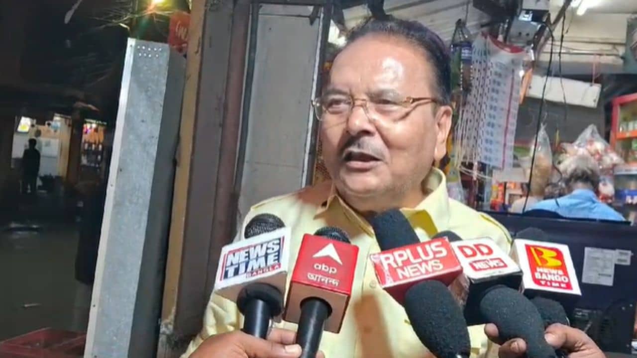 Madan Mitra: অন্তিম পর্বে ফের রবিন হুড মেজাজে মদনদা, দমদমে দিলেন ORS দাওয়াই, বললেন, তৃণমূল কর্মীরা জানেন কোথায় কী মিস্কচার দিতে হবে