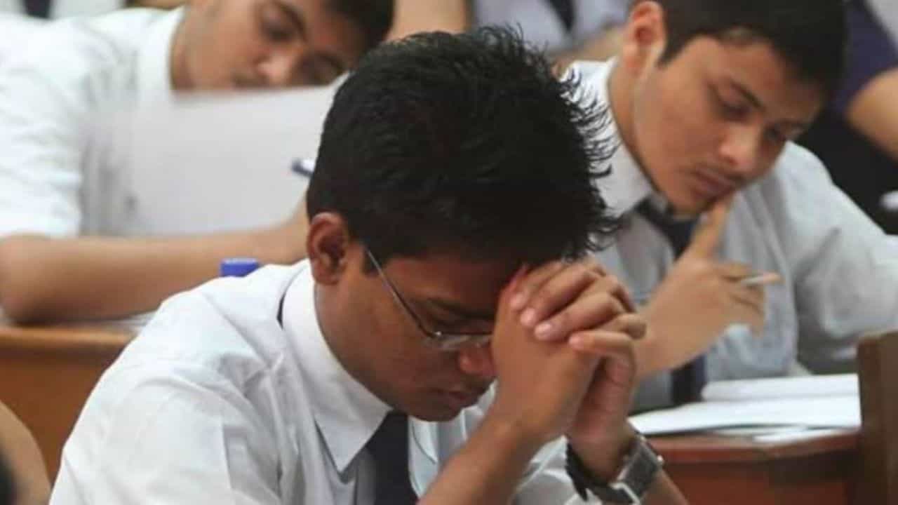WBBSE Class 10 Result 2024: MCQ থাকা সত্ত্বেও মাধ্যমিকে ফেল দেড় লক্ষ, নেপথ্যে কি সেই নিয়োগ দুর্নীতি? WBBSE Class 10 Result 2024: MCQ থাকা সত্ত্বেও মাধ্যমিকে ফেল দেড় লক্ষ, নেপথ্যে কি সেই নিয়োগ দুর্নীতি?