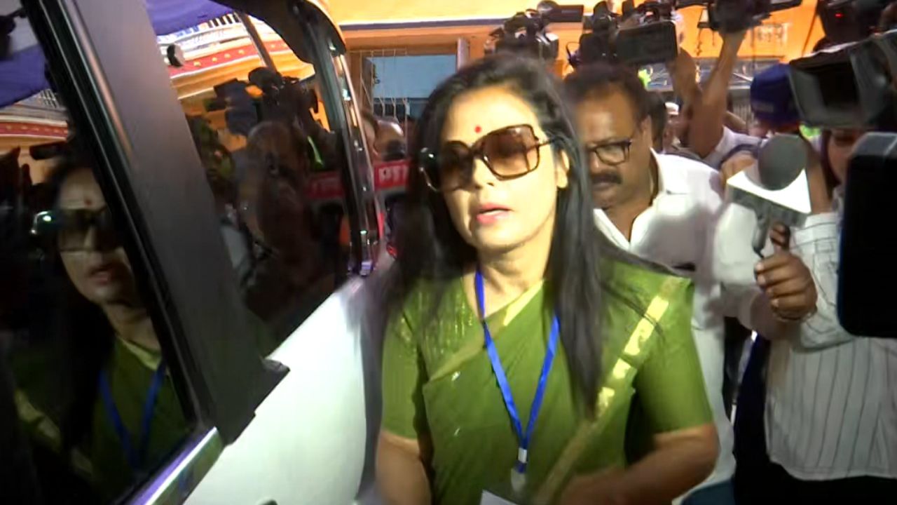 Mahua Moitra: রোদচশমা, সবুজ শাড়িতে ট্রেডমার্ক! ভোট চলছিল, আচমকাই বাড়ি থেকে বেরিয়ে ঝড়ের গতিতে গাড়ি ছোটালেন মহুয়া, মুখে কেবল 'নো...নো...' Mahua Moitra: রোদচশমা, সবুজ শাড়িতে ট্রেডমার্ক! ভোট চলছিল, আচমকাই বাড়ি থেকে বেরিয়ে ঝড়ের গতিতে গাড়ি ছোটালেন মহুয়া, মুখে কেবল 'নো...নো...'