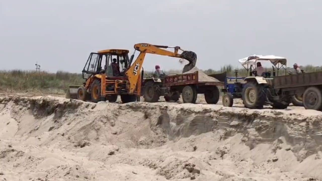 Malda: প্রতি ট্রাক্টর পিছু ১০০ টাকা, বালি পাচারে নাম জড়ালো আরও এক তৃণমূল নেতার