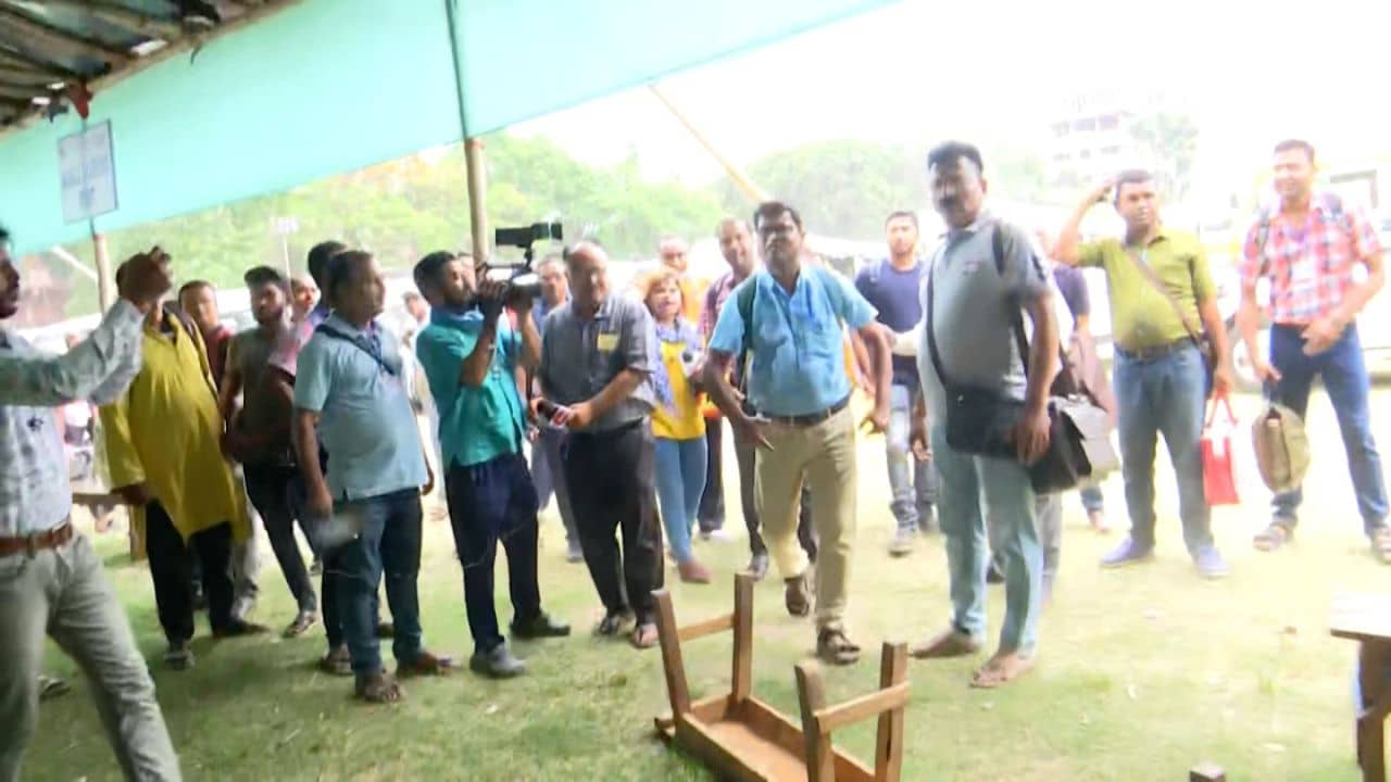 Maldah Election 2024: দিলেন ভোট বয়কটের ডাক, ছুড়ে ফেললেন চেয়ার-টেবিল! ভোটের আগেই মালদহ উত্তরে ব্যাপক ক্ষোভ ভোটকর্মীদের