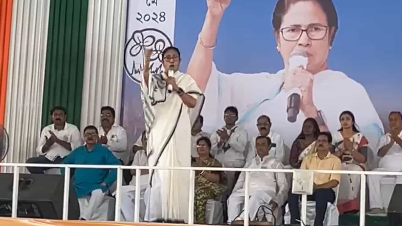 Mamata Banerjee: 'আমি একটি লোকের নাম করে বলেছি', ফের মমতার নিশানায় কার্তিক মহারাজ Mamata Banerjee: 'আমি একটি লোকের নাম করে বলেছি', ফের মমতার নিশানায় কার্তিক মহারাজ