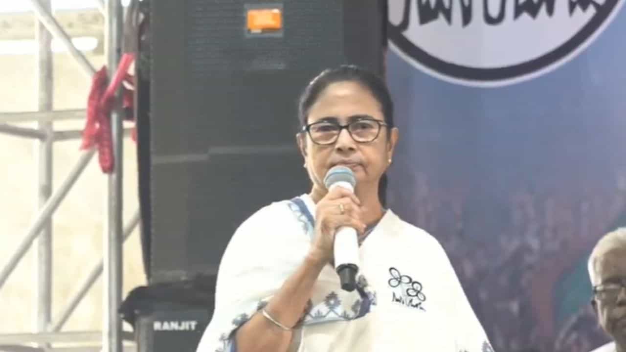 CM Mamata Banerjee: 'TMC ভুল করলে দু'টো থাপ্পড় দেবেন...', কেন বললেন হঠাৎ মমতা? CM Mamata Banerjee: 'TMC ভুল করলে দু'টো থাপ্পড় দেবেন...', কেন বললেন হঠাৎ মমতা?