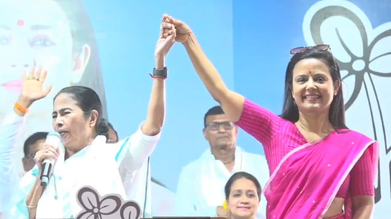 Mamata Banerjee on Mahua Moitra: কার সঙ্গে কার বন্ধুত্ব... কেঁচো খুঁড়তে গেলে সাপ বেড়িয়ে যাবে, মহুয়ার পাশে দাঁড়িয়ে বললেন মমতা
