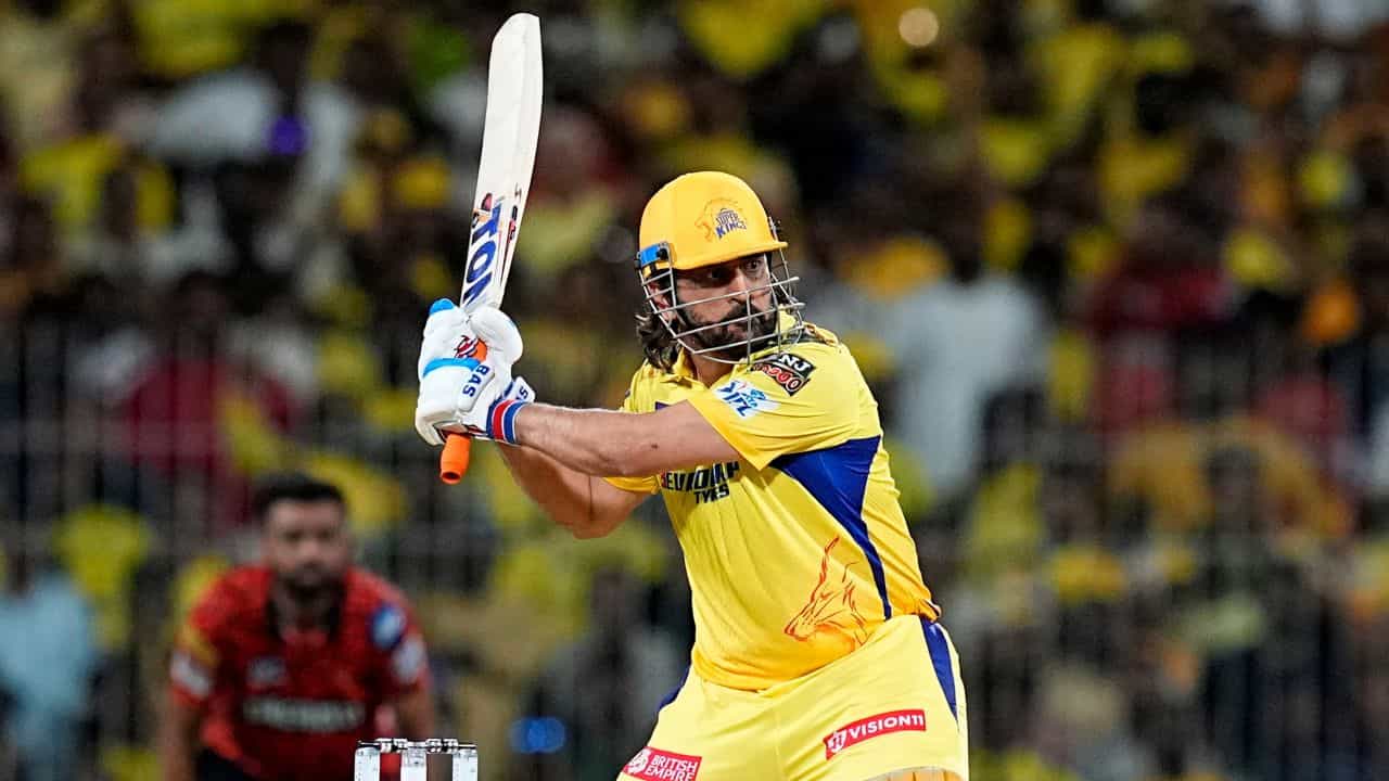 MS Dhoni: ক্রিকেট জীবনে ধোনিই আমার বাবা... CSK-র কোন ক্রিকেটার বড় আসনে বসালেন মাহিকে? MS Dhoni: ক্রিকেট জীবনে ধোনিই আমার বাবা... CSK-র কোন ক্রিকেটার বড় আসনে বসালেন মাহিকে?