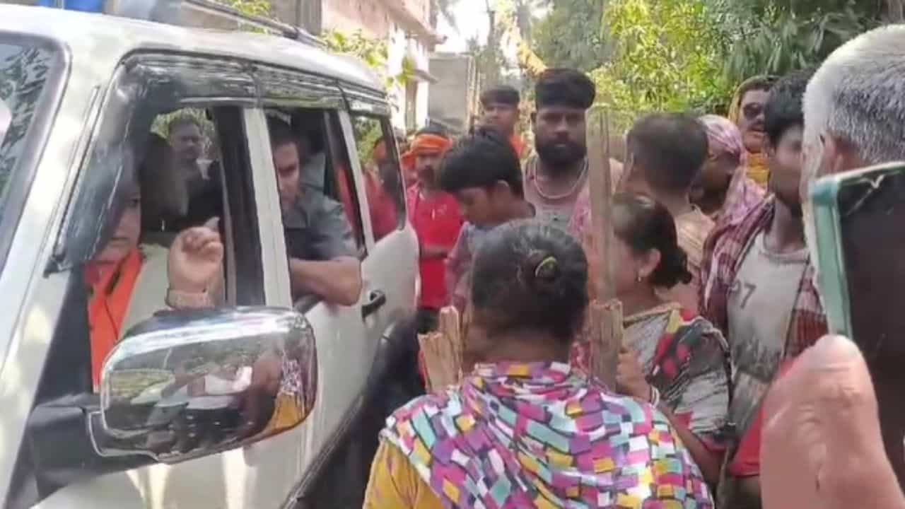 Medinipur: বিয়ে বাড়ির বাইরে টোটো, তাতেও জড়িয়ে গেল তৃণমূল-বিজেপি Medinipur: বিয়ে বাড়ির বাইরে টোটো, তাতেও জড়িয়ে গেল তৃণমূল-বিজেপি