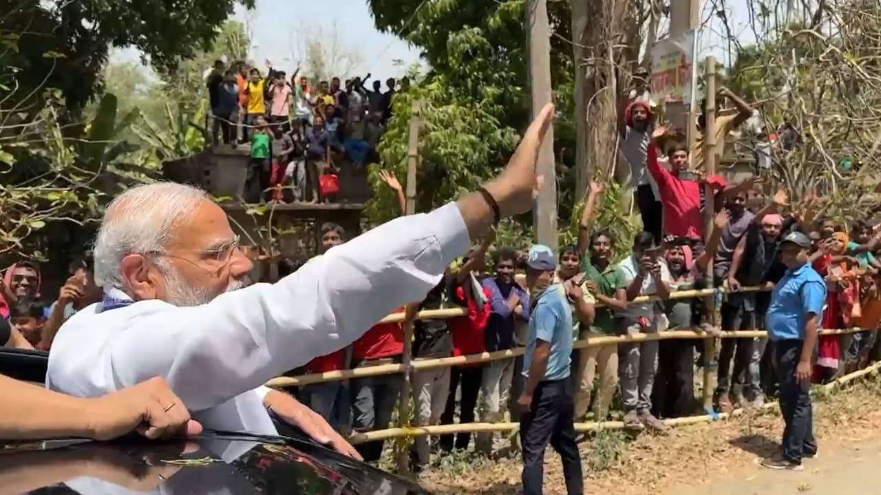 PM Modi: ফের কৃষ্ণনগরের BJP প্রার্থীর সমর্থনে বড় সভা মোদীর, রোড শো’তে নামল জনতার ঢল