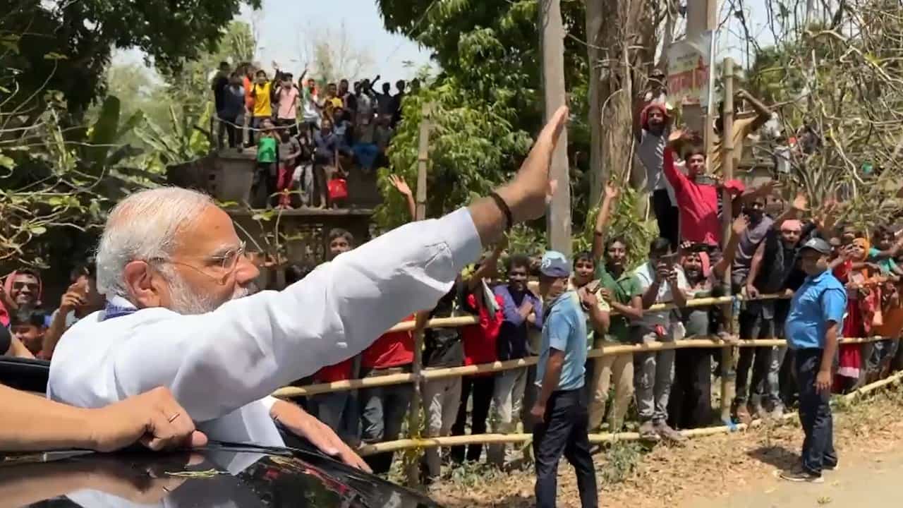 PM Modi: ফের কৃষ্ণনগরের BJP প্রার্থীর সমর্থনে বড় সভা মোদীর, রোড শো’তে নামল জনতার ঢল PM Modi: ফের কৃষ্ণনগরের BJP প্রার্থীর সমর্থনে বড় সভা মোদীর, রোড শো’তে নামল জনতার ঢল